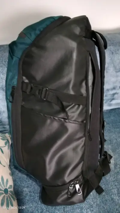 Mochila verde y negra con diseño moderno - miniatura 4