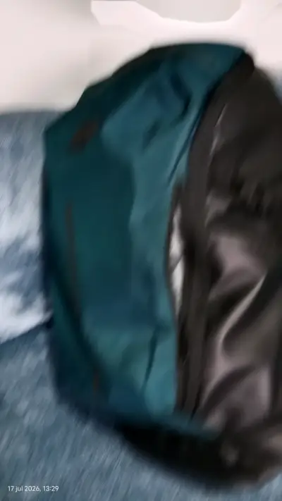 Mochila verde y negra con diseño moderno - miniatura 5