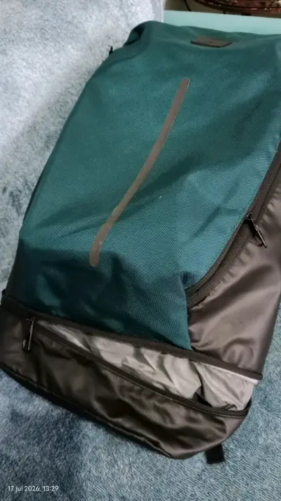 Mochila verde y negra con diseño moderno - miniatura 6