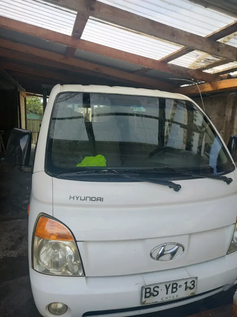 Camioneta Hyundai blanca en buen estado