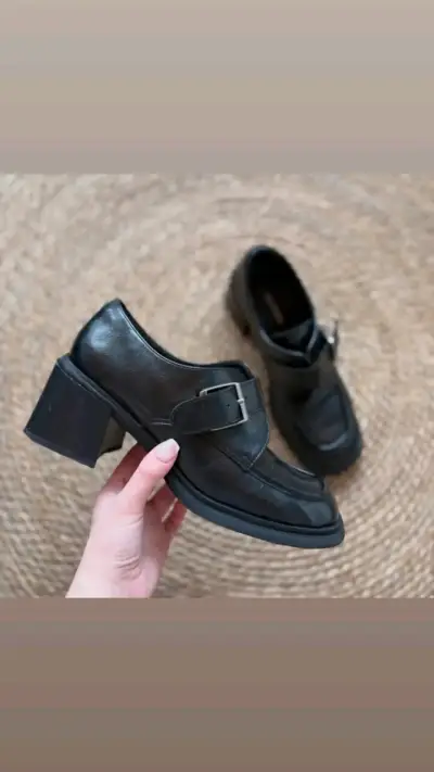 Zapatos de cuero negro con tacón grueso - miniatura 1
