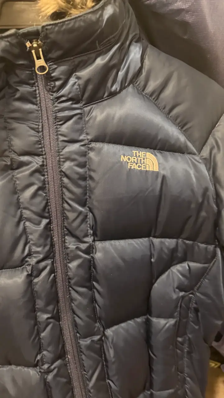 Chaqueta The North Face azul con capucha de piel - 4