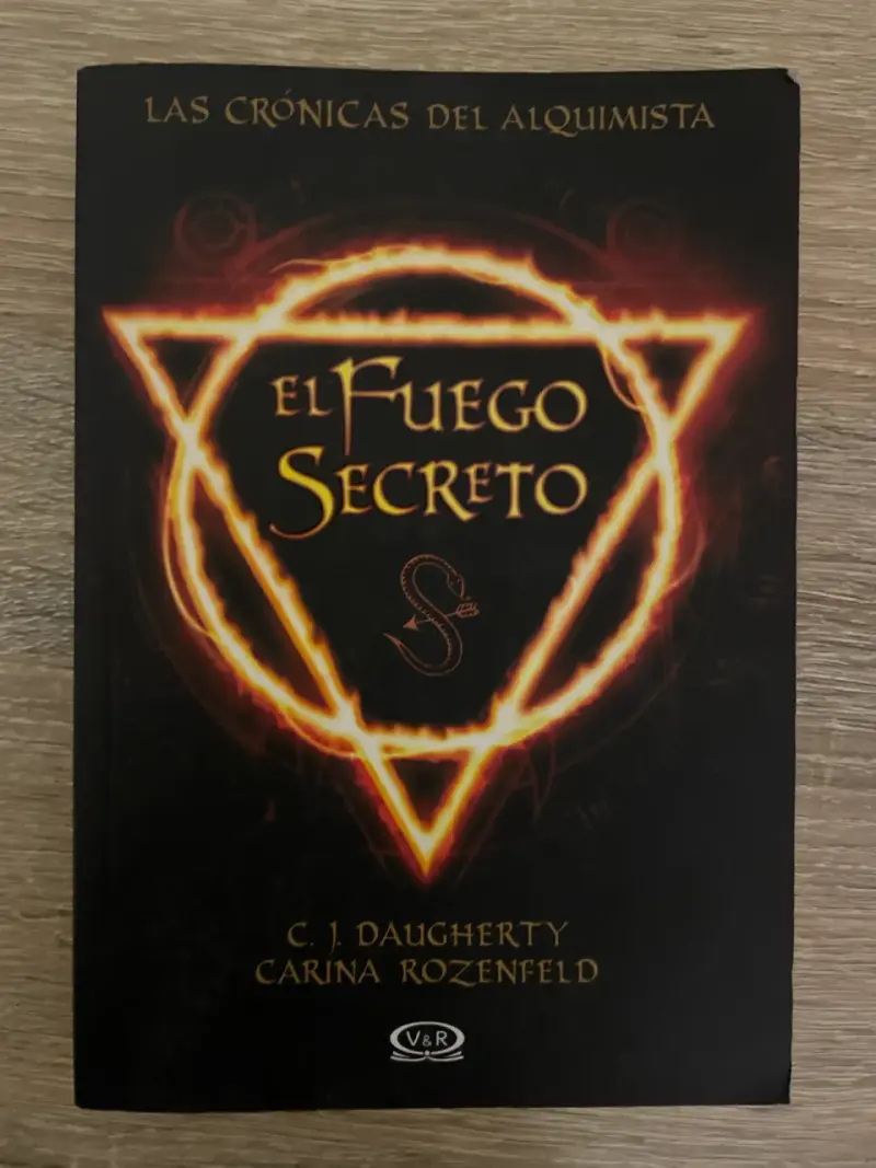 Libro El Fuego Secreto de C.J. Daugherty, Carina R - 1