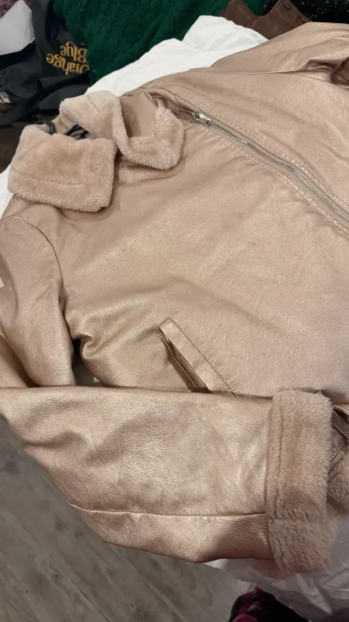 Chaqueta de cuero sintético con forro de piel beige - 1