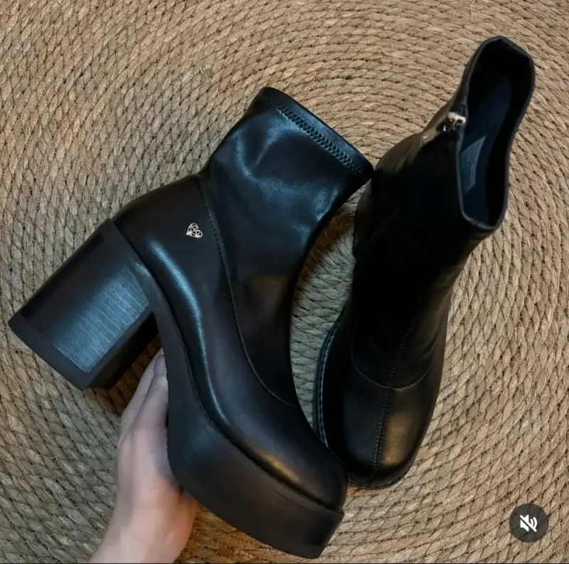 Botines de cuero negro con tacón alto