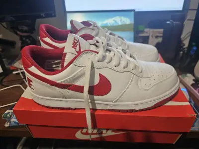 Zapatillas deportivas Nike blancas y rojas - miniatura 1