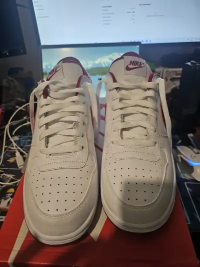 Zapatillas deportivas Nike blancas y rojas - miniatura 2