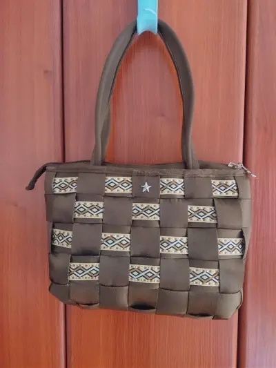 Bolso de mano tejido marrón con diseño étnico - miniatura 1