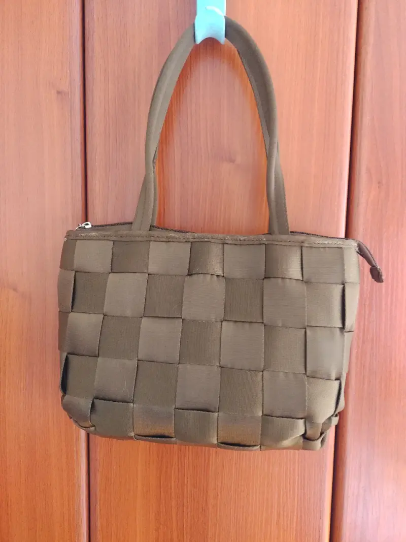 Bolso de mano tejido marrón con diseño étnico - 2