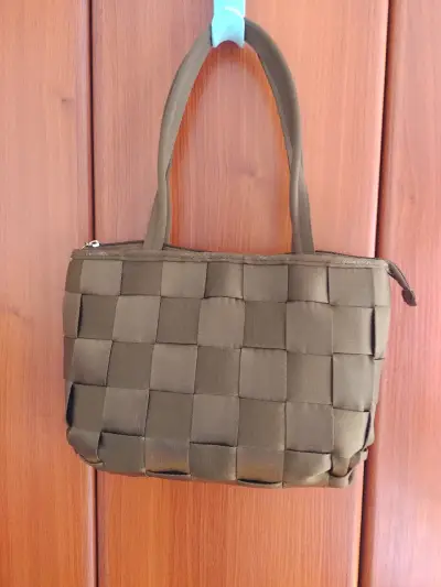 Bolso de mano tejido marrón con diseño étnico - miniatura 2