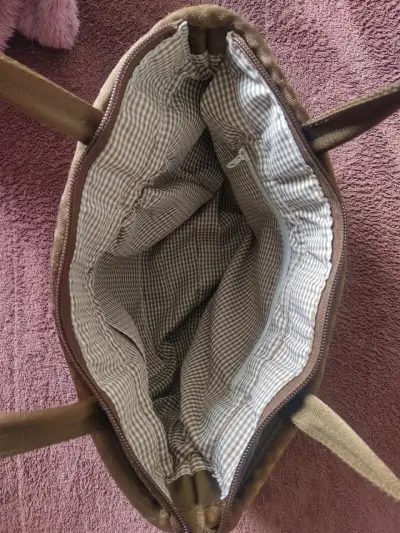 Bolso de mano tejido marrón con diseño étnico - miniatura 3