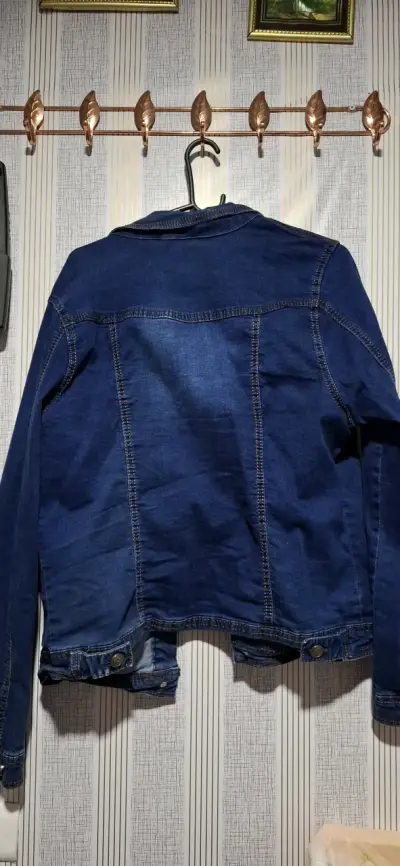 Chaqueta de mezclilla azul para mujer - miniatura 2
