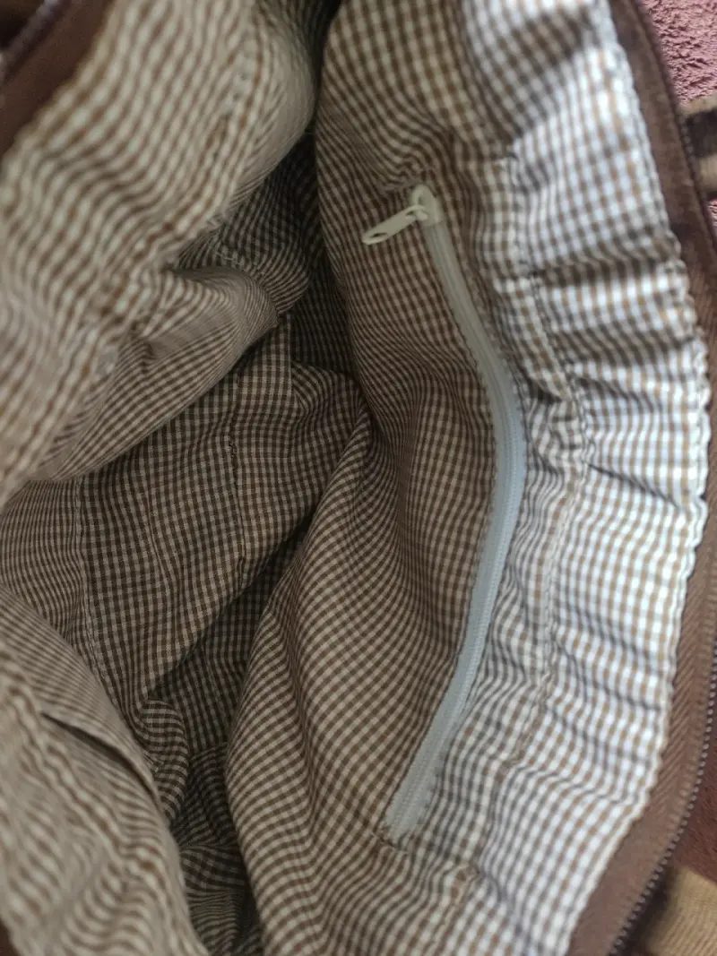 Bolso de mano tejido marrón con diseño étnico - 4