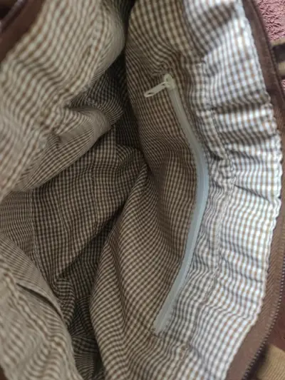 Bolso de mano tejido marrón con diseño étnico - miniatura 4