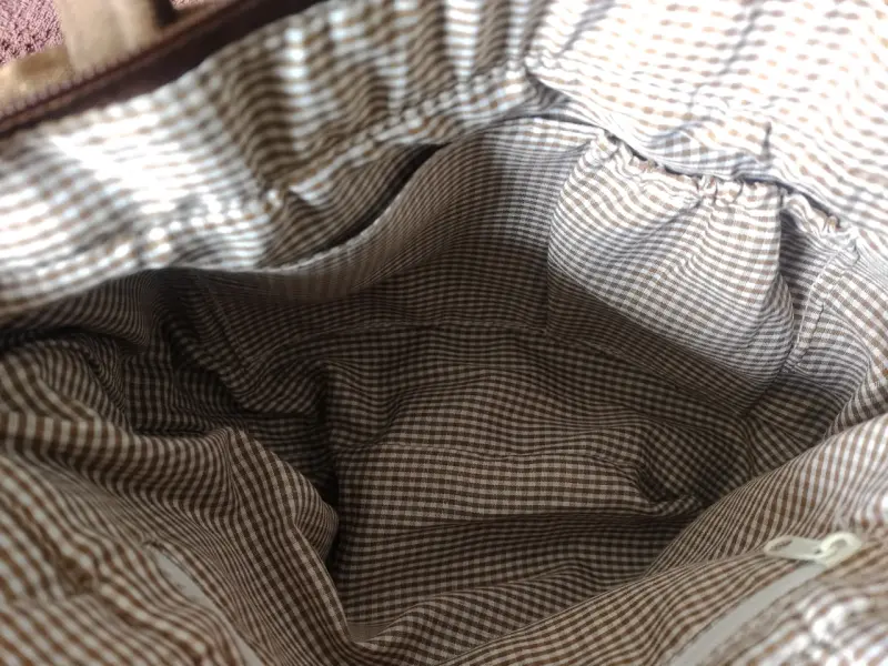 Bolso de mano tejido marrón con diseño étnico - 5