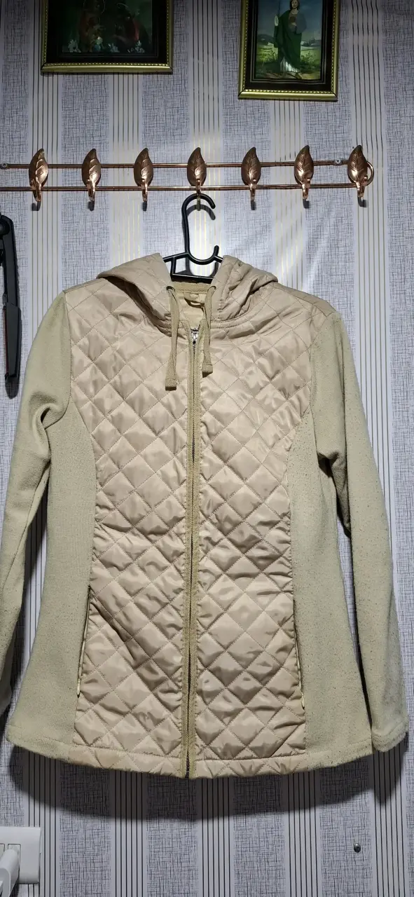 Chaqueta beige con capucha - 1