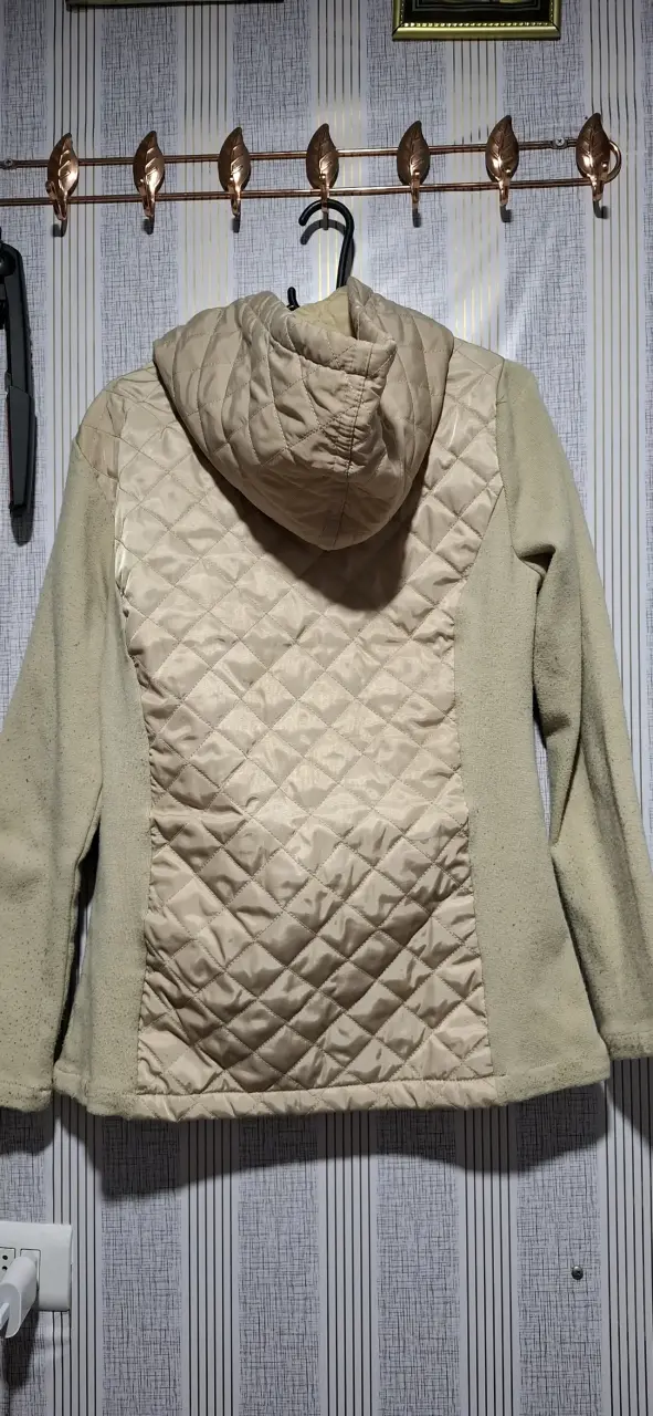 Chaqueta beige con capucha - 2
