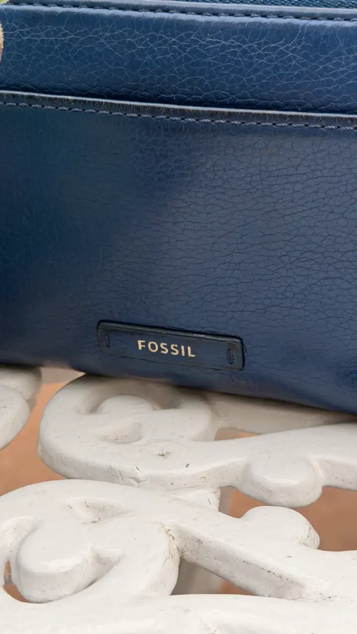 Cartera Fossil azul de cuero elegante - 2