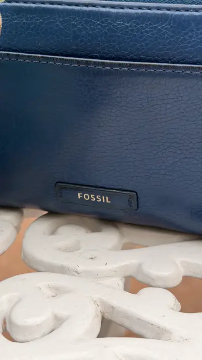 Cartera Fossil azul de cuero elegante - miniatura 2