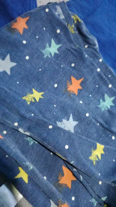 Pijama infantil azul con diseño de Mickey Mouse - miniatura 3