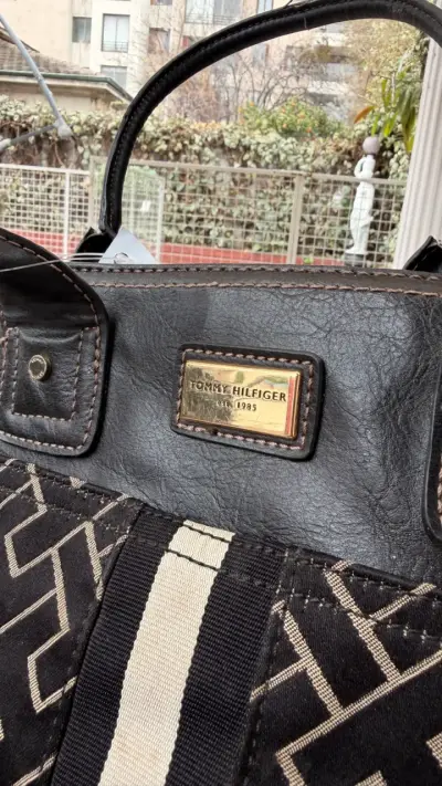 Bolso Tommy Hilfiger negro con diseño geométrico - miniatura 1