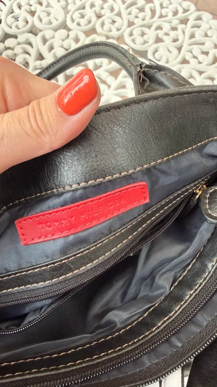 Bolso Tommy Hilfiger negro con diseño geométrico - 2