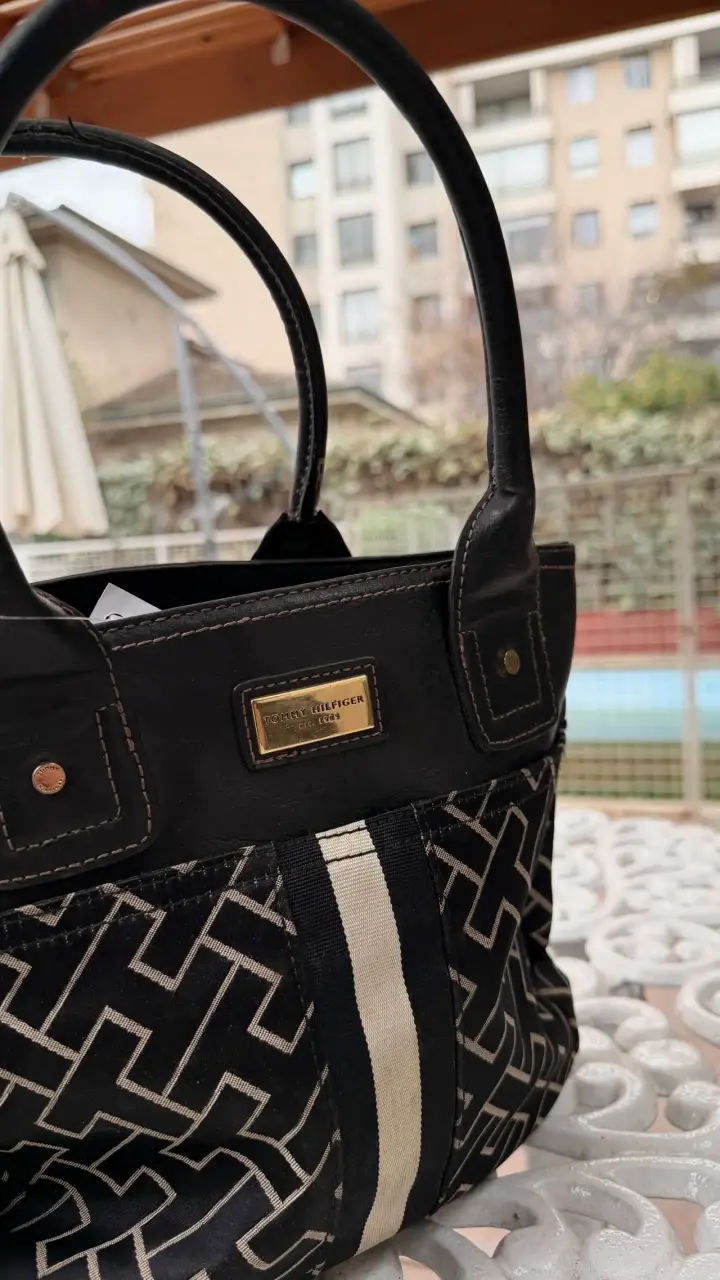 Bolso Tommy Hilfiger negro con diseño geométrico - 3