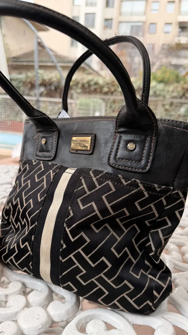 Bolso Tommy Hilfiger negro con diseño geométrico - 4