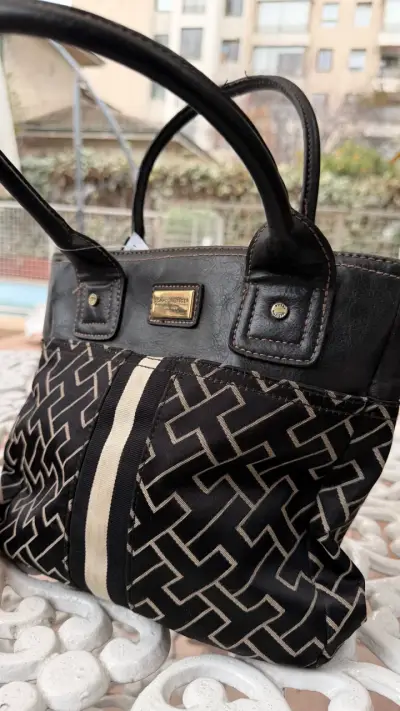 Bolso Tommy Hilfiger negro con diseño geométrico - miniatura 4