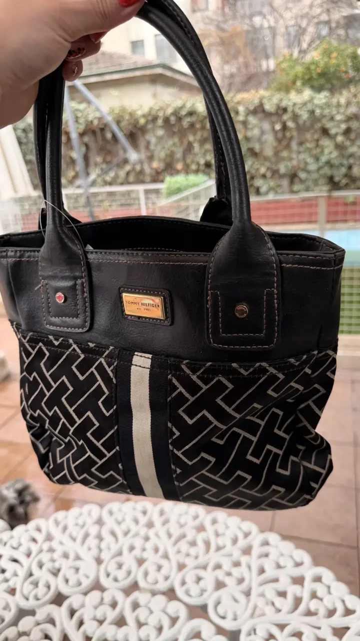 Bolso Tommy Hilfiger negro con diseño geométrico - 5