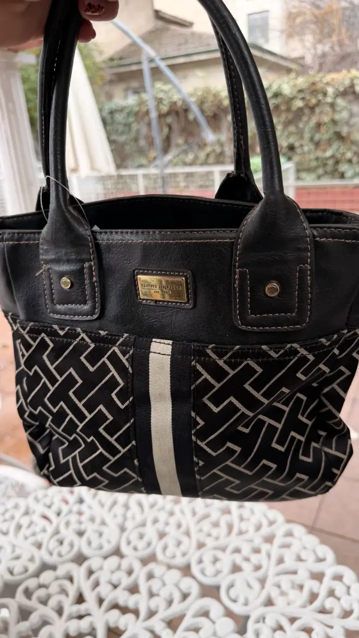 Bolso Tommy Hilfiger negro con diseño geométrico - 6