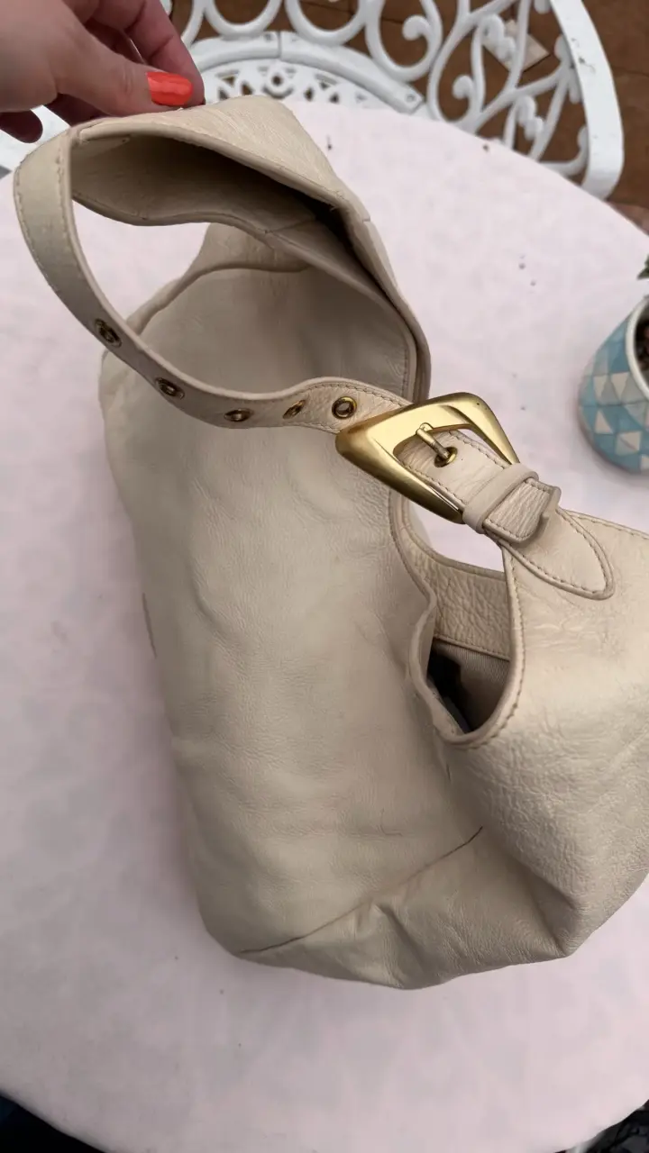 Bolso de cuero beige Vince Camuto elegante - 2