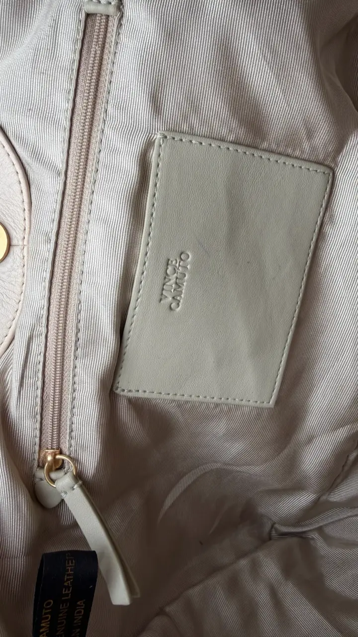 Bolso de cuero beige Vince Camuto elegante - 4
