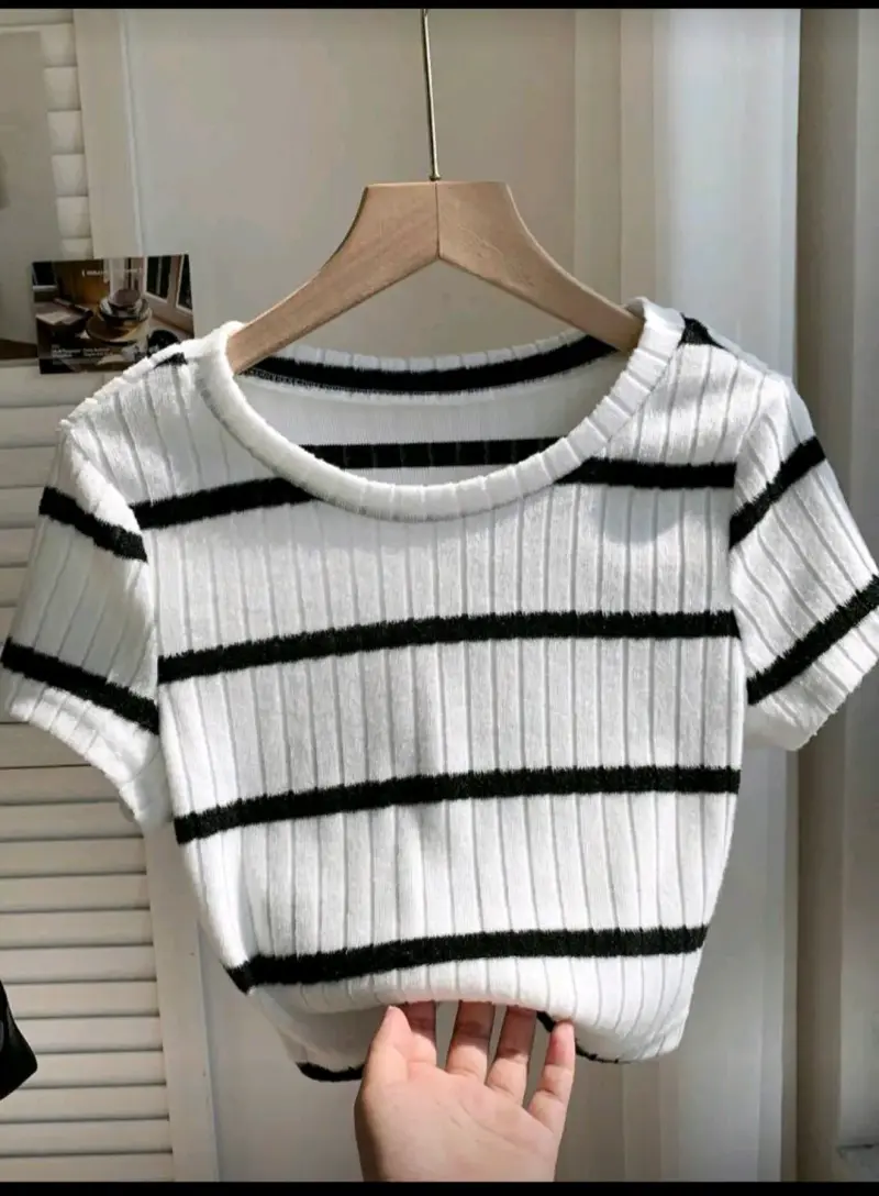 Polera corta a rayas blancas y negras - 2