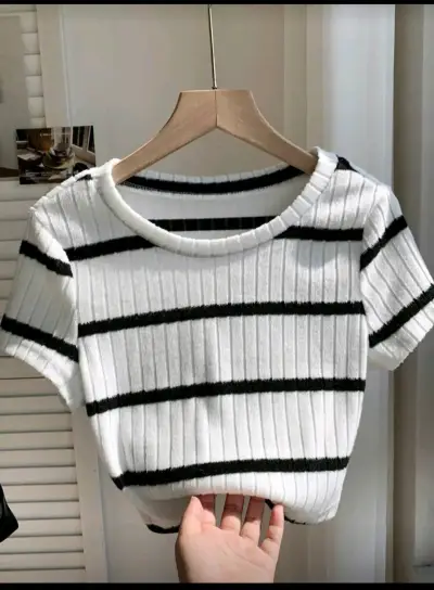 Polera corta a rayas blancas y negras - miniatura 2