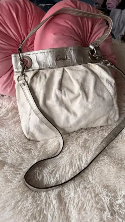 Bolso de cuero beige Coach con detalles metálicos - miniatura 1