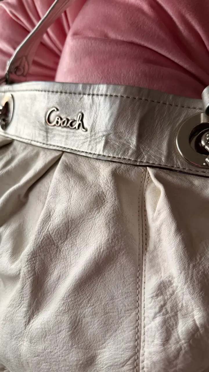 Bolso de cuero beige Coach con detalles metálicos - 2