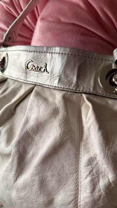 Bolso de cuero beige Coach con detalles metálicos - miniatura 2