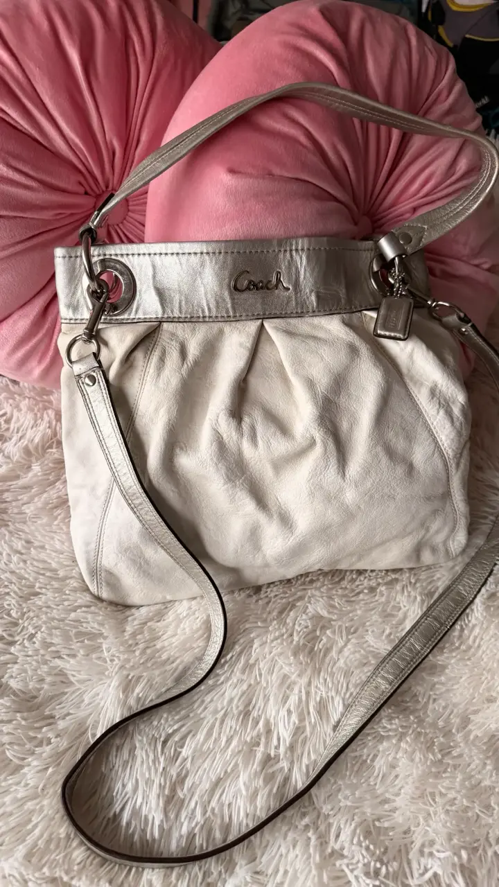 Bolso de cuero beige Coach con detalles metálicos - 3