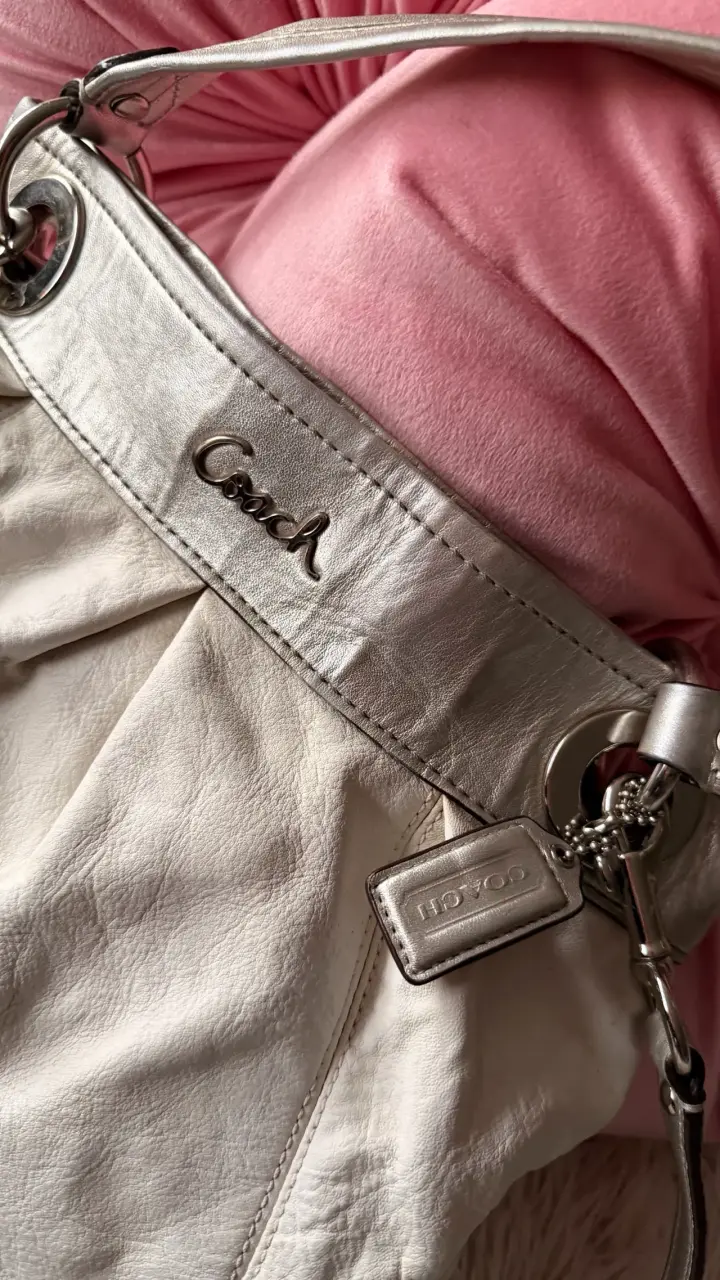 Bolso de cuero beige Coach con detalles metálicos - 4