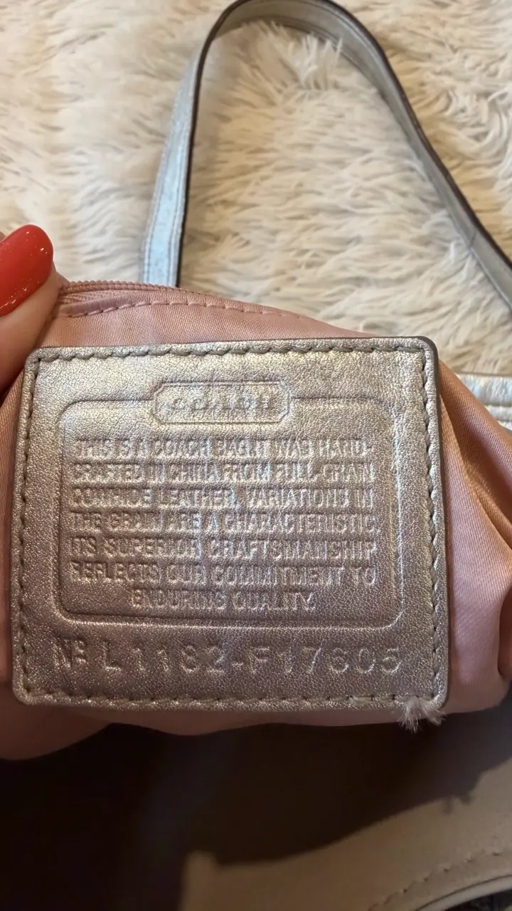 Bolso de cuero beige Coach con detalles metálicos - 5