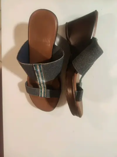 Sandalias de mujer con diseño de pedrería - miniatura 1