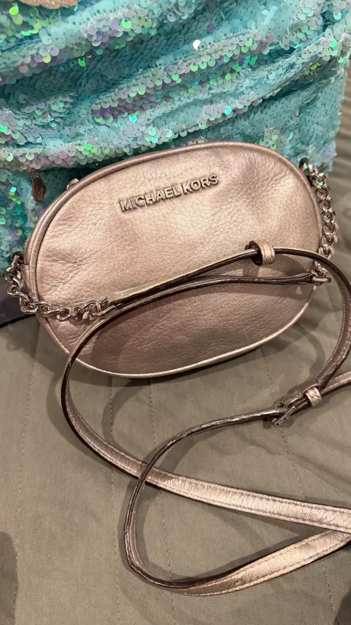 Cartera Michael Kors plateada con cadena - 1