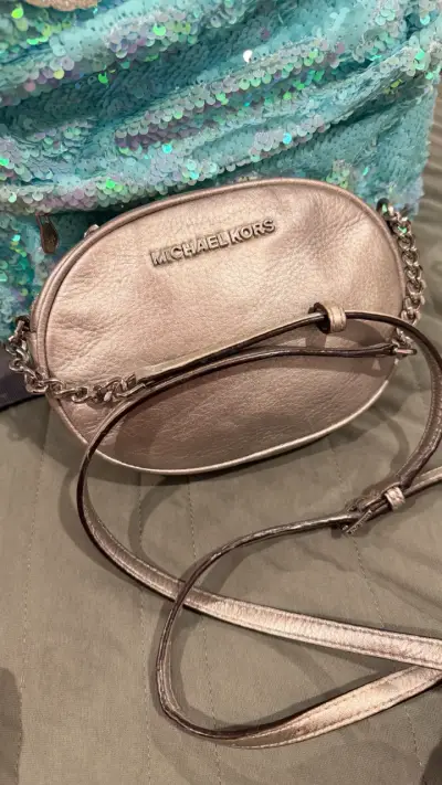 Cartera Michael Kors plateada con cadena - miniatura 1