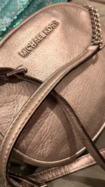 Cartera Michael Kors plateada con cadena - miniatura 3