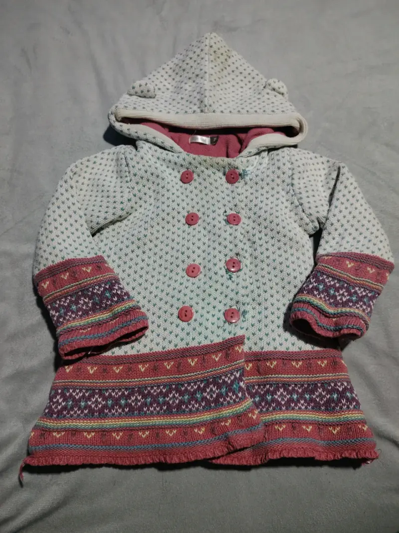 Abrigo infantil con capucha y diseño étnico
