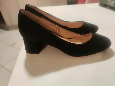 Zapatos de tacón bajo negros elegantes - miniatura 1