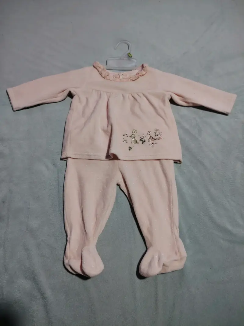 Conjunto de bebé rosado con bordado floral - 1