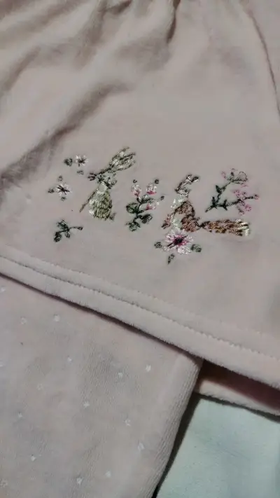 Conjunto de bebé rosado con bordado floral - miniatura 2