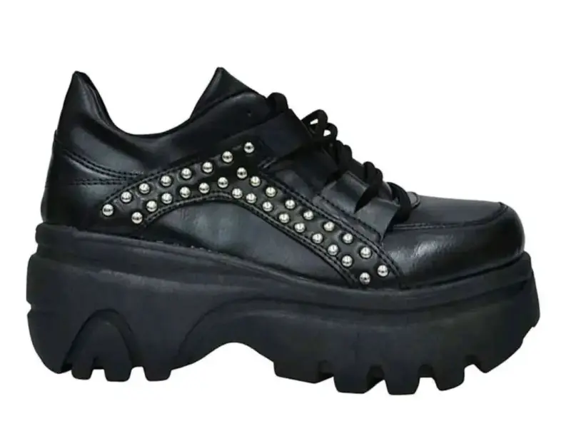 Zapatillas negras con plataforma y tachas - 1